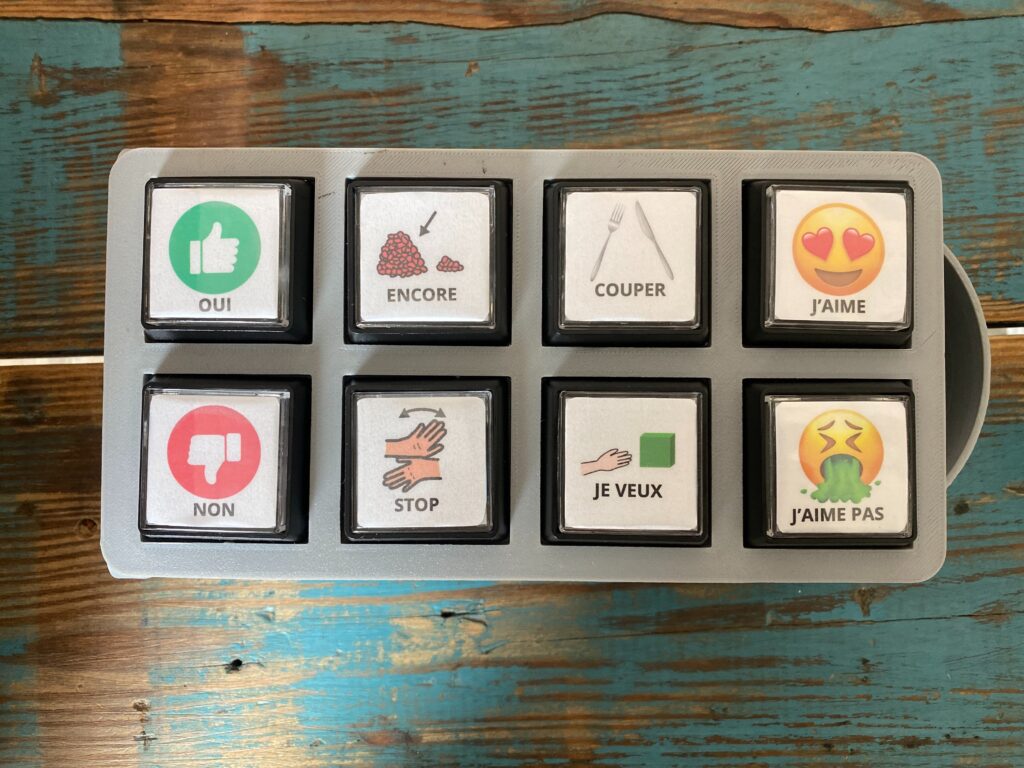 boite parlante avec 8 boutons : stop, encore, oui, non, j'aime, j'aime pas, couper, je veux